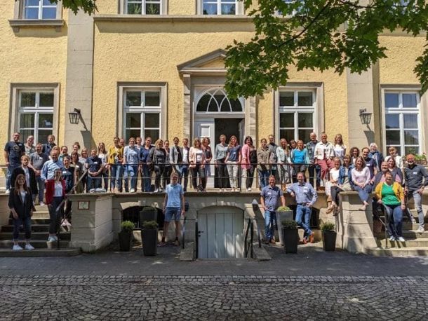 Mitglieder von LEADER vor einem Gebäude
